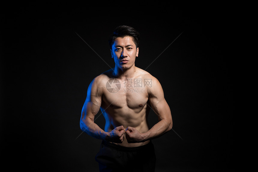 运动男性肌肉身材展示创意形象照图片