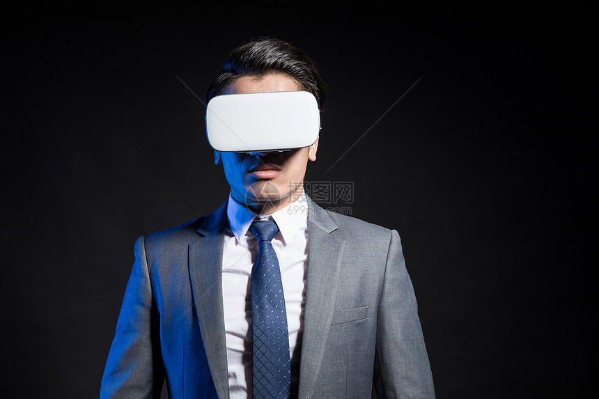 创意商务男性形象照VR眼镜图片