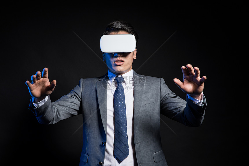 创意商务男性形象照VR眼镜图片