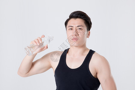运动健身男性喝水休息图片