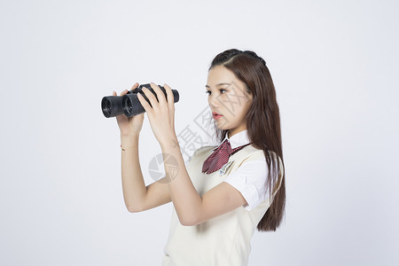 拿着望远镜的女学生背景图片