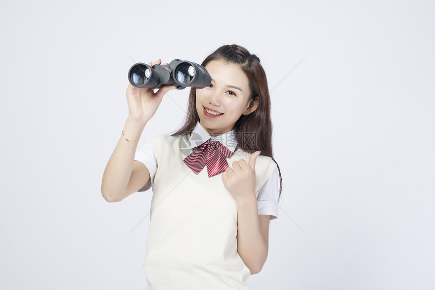 拿着望远镜的女学生图片