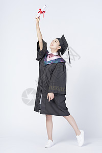 拿着毕业证书的毕业女学生图片