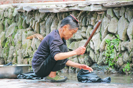 水里的人贵州肇兴侗寨老人背景