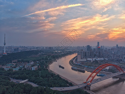 长江支流俯瞰夕阳下的武汉汉江晴川桥背景