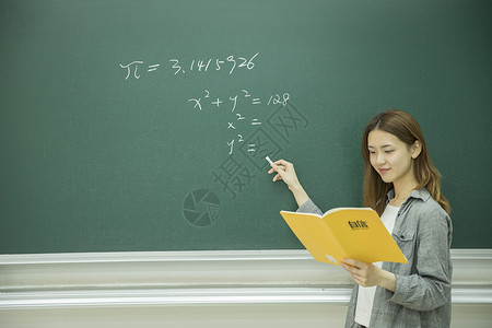 数学教授大学里学生在黑板前做题背景