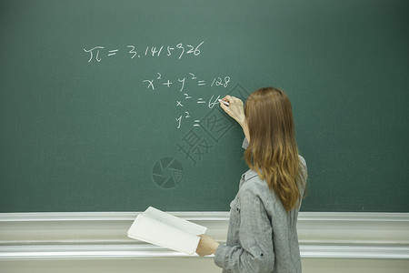 数学题目大学里学生在黑板前做题背景