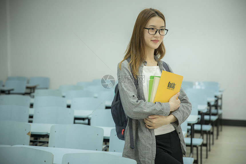 女学生在大学教室里学习图片