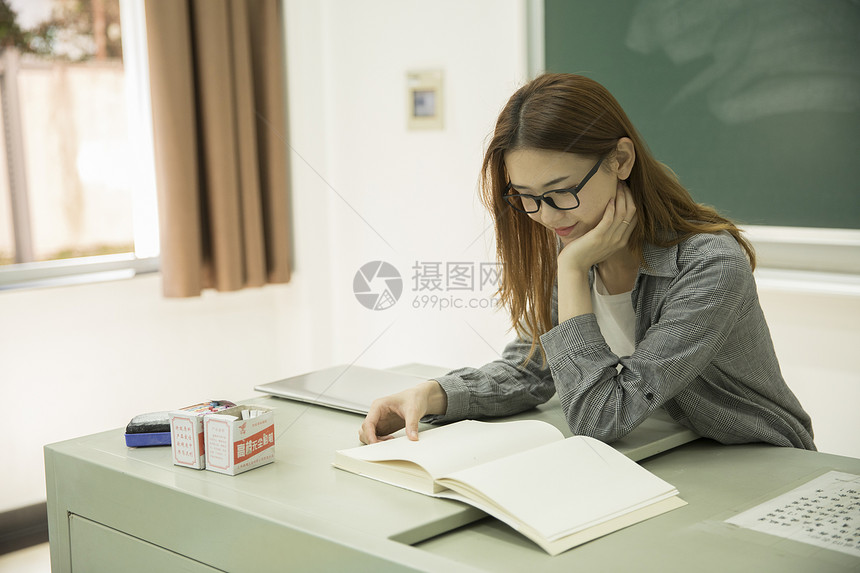 女学生在大学教室里学习图片