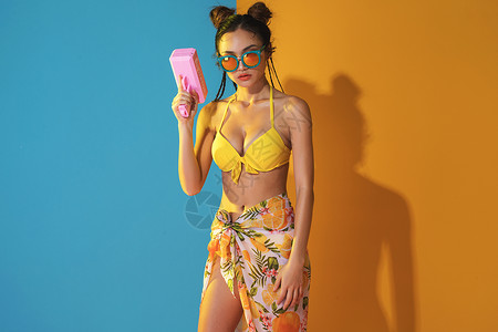 时尚泳衣素材夏威夷风格美女玩喷钱枪背景