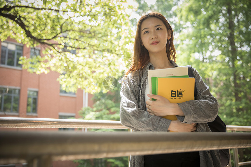 青春洋溢的女大学生图片