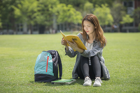 女学生在大学学习模特高清图片素材