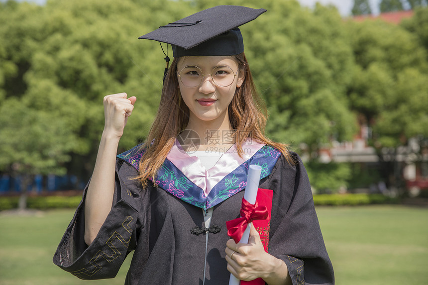 女学生大学毕业了图片