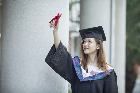 女学生大学毕业了图片