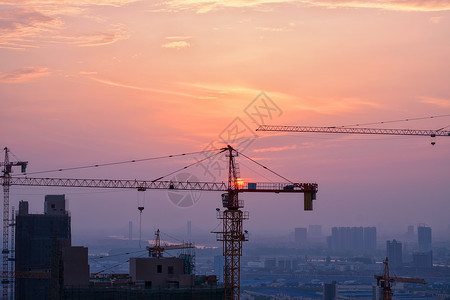 塔吊施工夕阳里建设中的城市背景