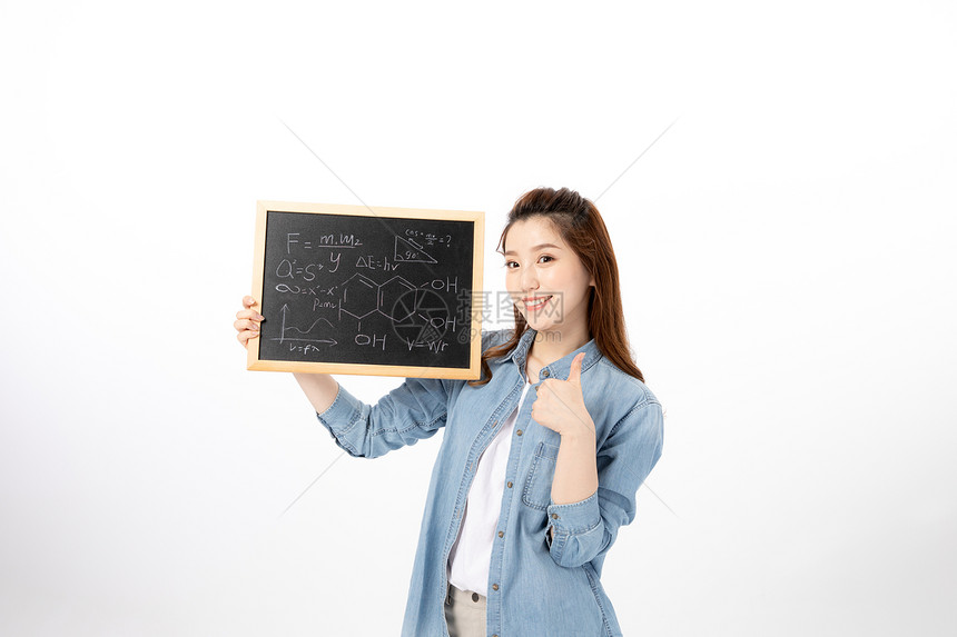 手持黑板的女大学生图片
