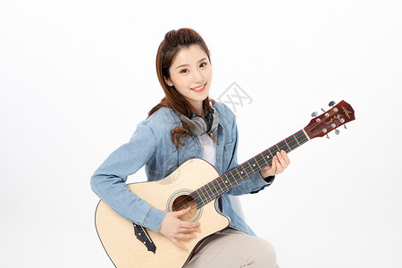弹吉他的女大学生背景图片