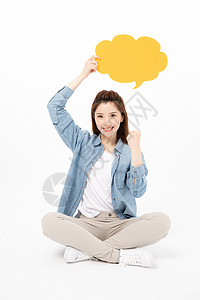 云对话框素材拿着黄色气泡框的女大学生背景