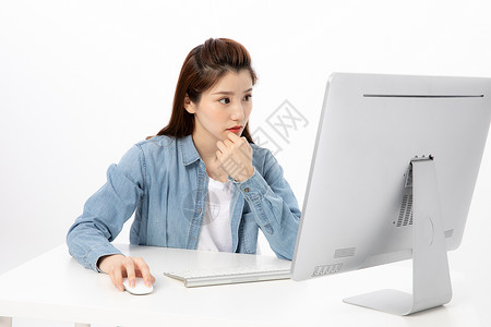 使用台式电脑正在使用电脑的女大学生背景