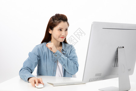 使用台式电脑正在使用电脑的女大学生背景