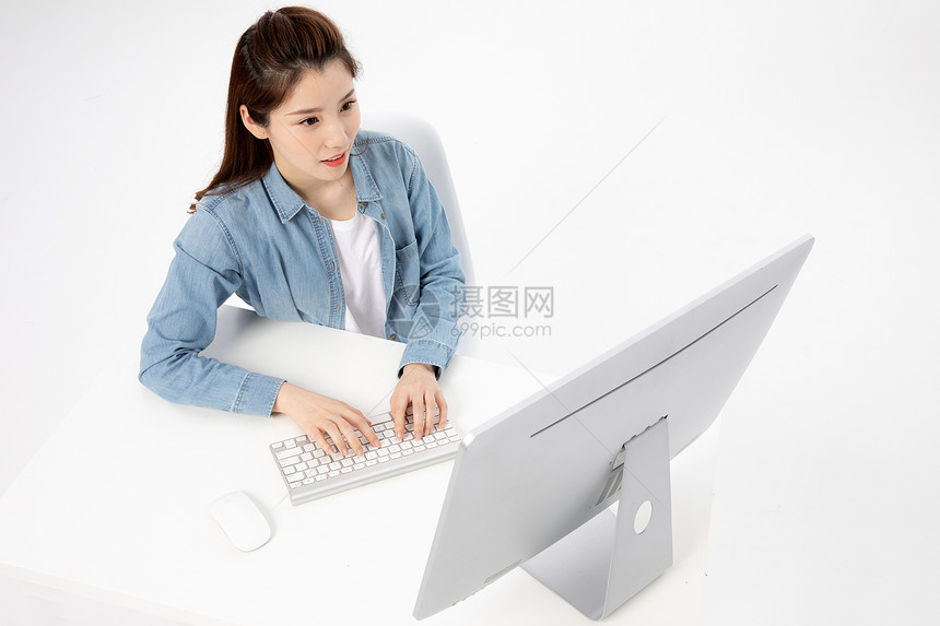 正在使用电脑的女大学生图片