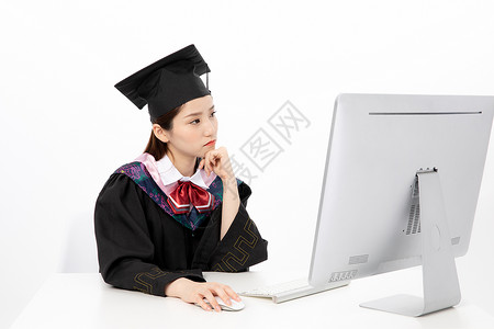 青春不犹豫电脑前犹豫的毕业生背景