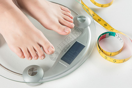 女子量体重健康的脚高清图片