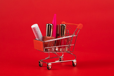 红色口红促销购物车与化妆品背景