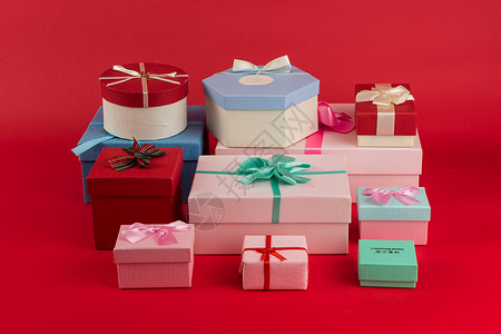 广告礼品红色背景上的各色礼品盒背景