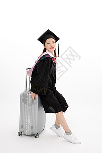 装着行李轿车坐在行李箱上的毕业生形象背景