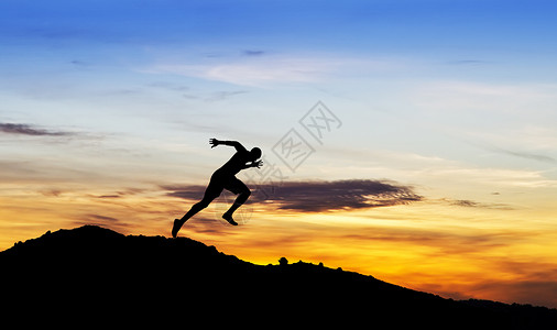 日出登山跳跃的人物剪影设计图片