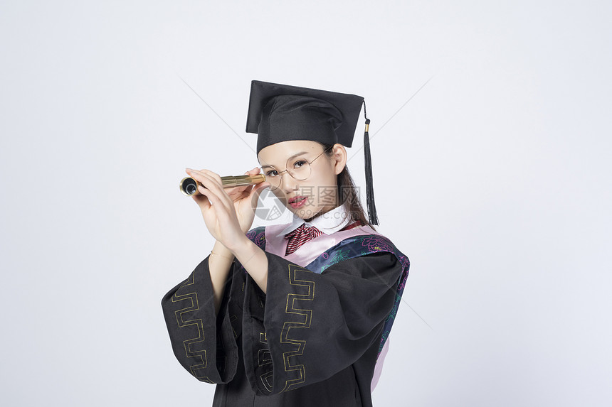 拿着望远镜的毕业女学生图片