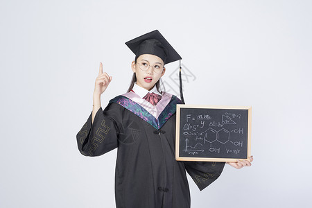 拿着黑板的毕业女学生图片