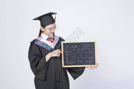拿着黑板的毕业女学生图片