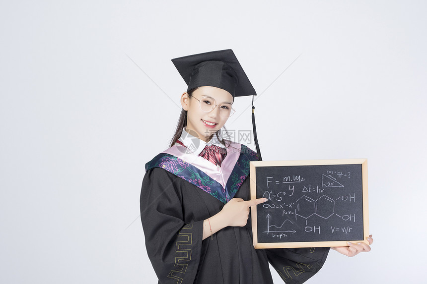 拿着黑板的毕业女学生图片