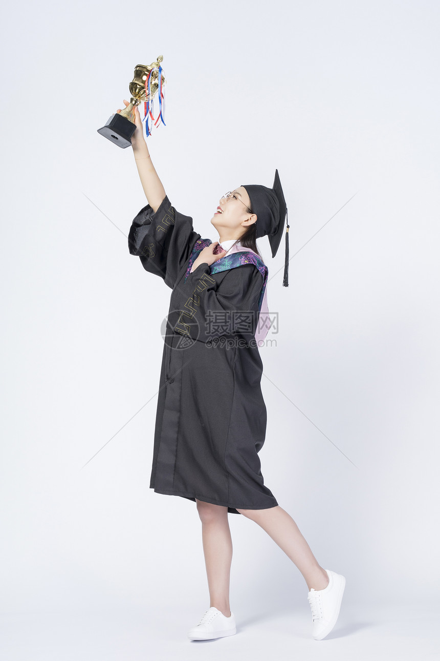 拿着奖杯的毕业女学生图片