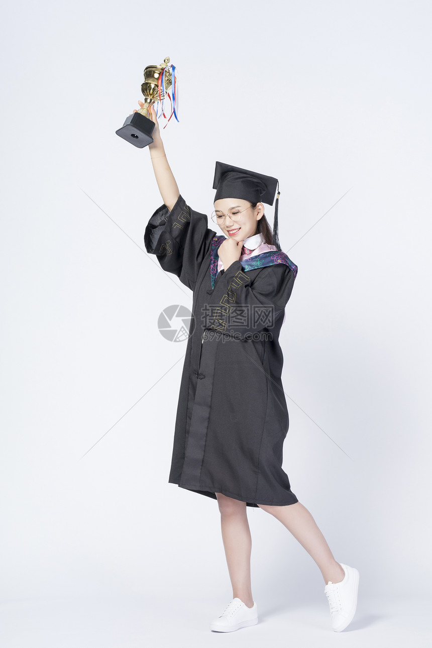 拿着奖杯的毕业女学生图片