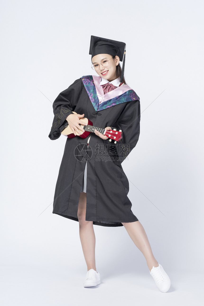 拿着尤克里里的毕业女学生图片