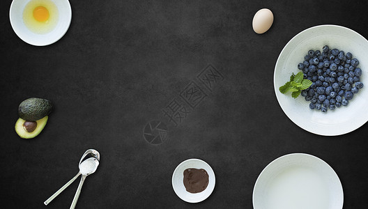 生鸡蛋在盘子上美食海报背景设计图片