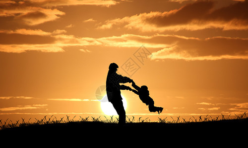 爸爸抱着女儿夕阳下父子剪影设计图片