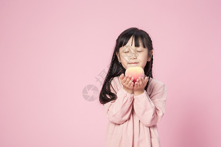 拿着桃子的小女孩图片