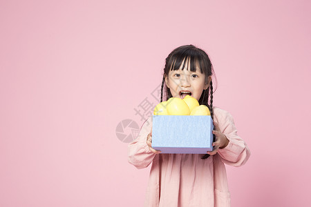 玩柠檬的小女孩背景图片