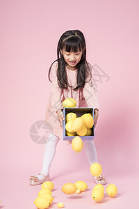 玩柠檬的小女孩背景图片