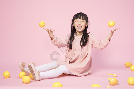 玩柠檬的小女孩高清图片