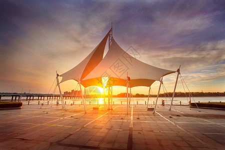 伞状遮阳建筑夕阳背景