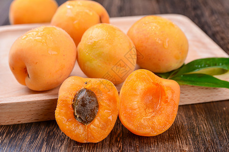 粘果子带水珠的杏子背景