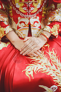 中式婚礼父母服装中式婚礼凤袍礼服背景