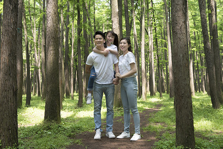 游玩清新树林一家人在树林中游玩背景