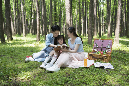 家庭户外与孩子一起读书高清图片