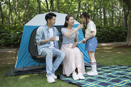 一家人户外露营帐篷图片